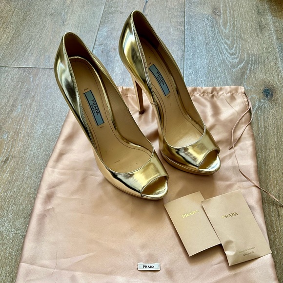 Prada Vitello Specchio Peep-Toe pumps in Gold Patent Leather, size EU 37. - Picture 9 of 11